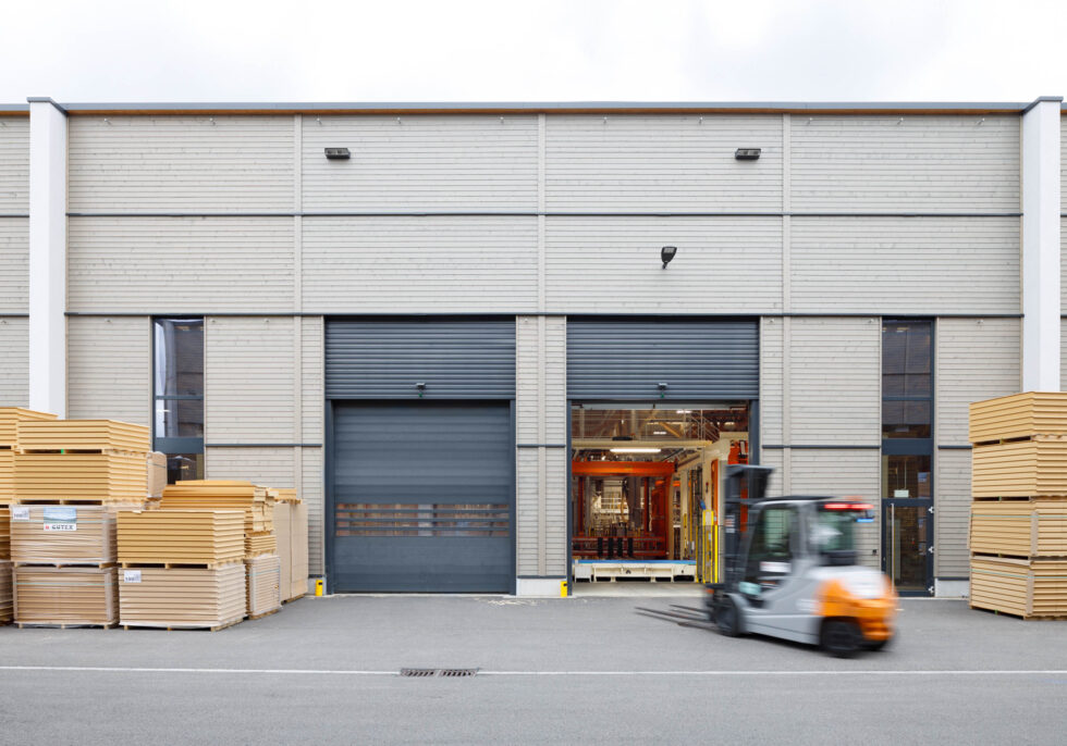 Architekturfoto zeigt ein Produktionsgebäude, aufgenommen vom Fotografen Peter Fränsemeier