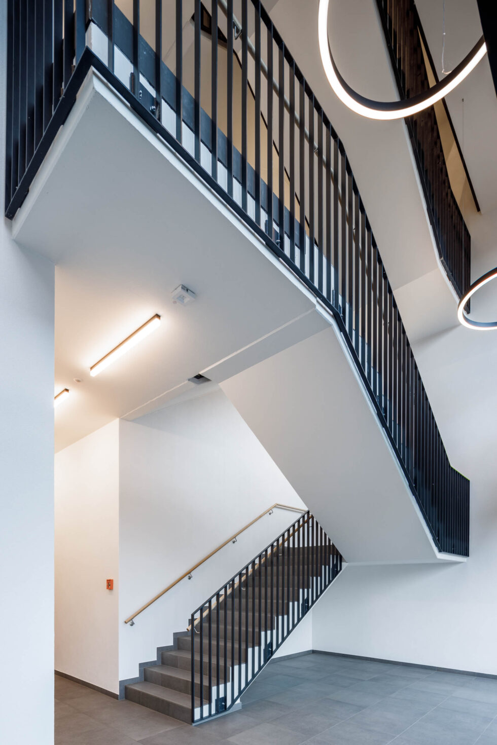 Architekturfoto zeigt ein Treppenhaus, aufgenommen vom Fotografen Peter Fränsemeier