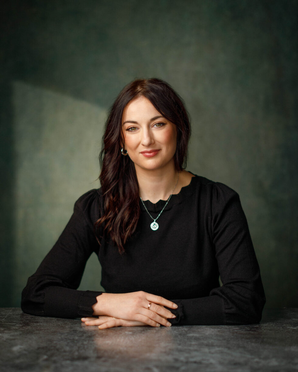 Fine Art Portrait aus Freiburg, Frau an Tisch