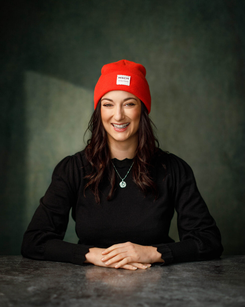 Fine Art Portrait aus Freiburg, Frau an Tisch