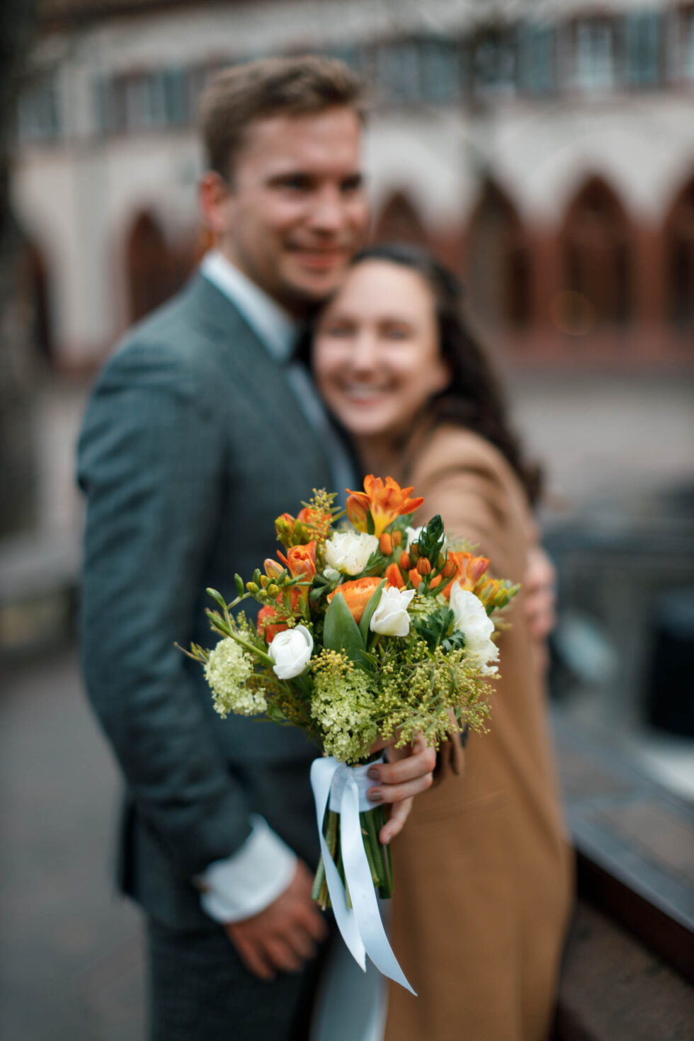 Hochzeitsfoto mit Brautstrauß in Freiburg